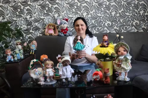 Мастерица из Нурлата Зиля Мухаметгалиева создаёт уникальные вязаные куклы: от талисманов до интерьерных игрушек