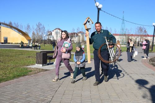 В Нурлате встретили весну «Птичьим новосельем»: скворечники получили прописку в Центральном парке