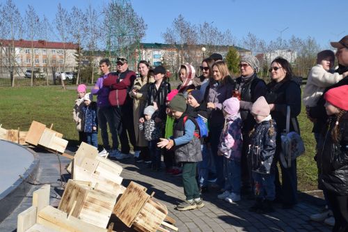 В Нурлате встретили весну «Птичьим новосельем»: скворечники получили прописку в Центральном парке