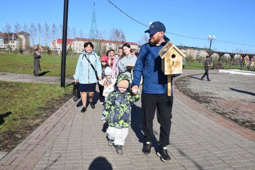 В Нурлате встретили весну «Птичьим новосельем»: скворечники получили прописку в Центральном парке