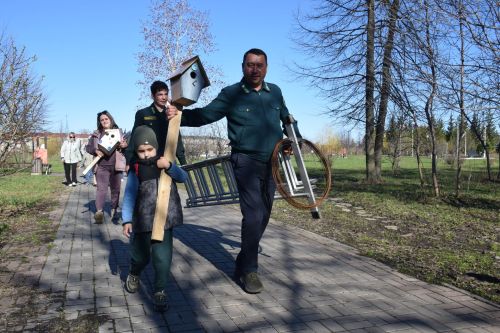В Нурлате встретили весну «Птичьим новосельем»: скворечники получили прописку в Центральном парке