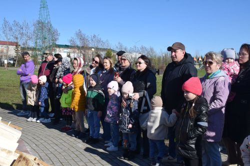 В Нурлате встретили весну «Птичьим новосельем»: скворечники получили прописку в Центральном парке