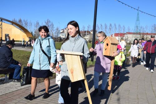 В Нурлате встретили весну «Птичьим новосельем»: скворечники получили прописку в Центральном парке