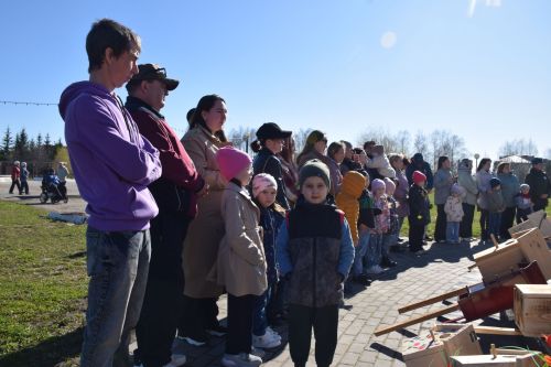 В Нурлате встретили весну «Птичьим новосельем»: скворечники получили прописку в Центральном парке