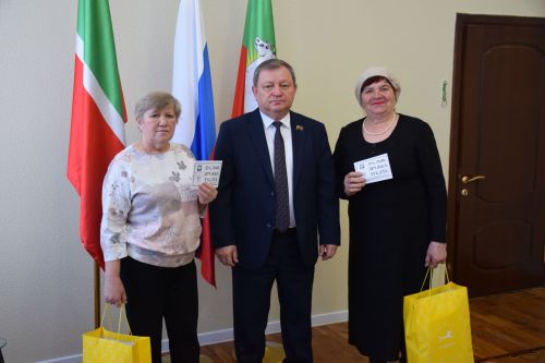 Дамир Ишкинеев дал старт акции «Районную газету – на родном языке»