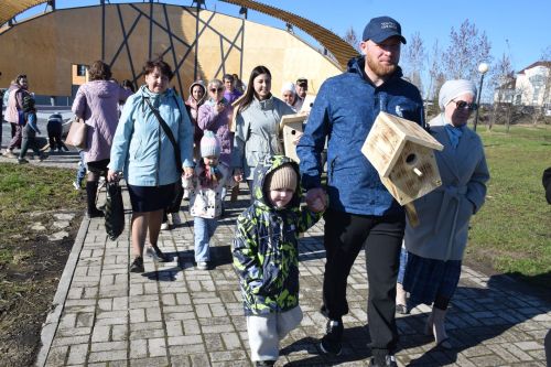В Нурлате встретили весну «Птичьим новосельем»: скворечники получили прописку в Центральном парке