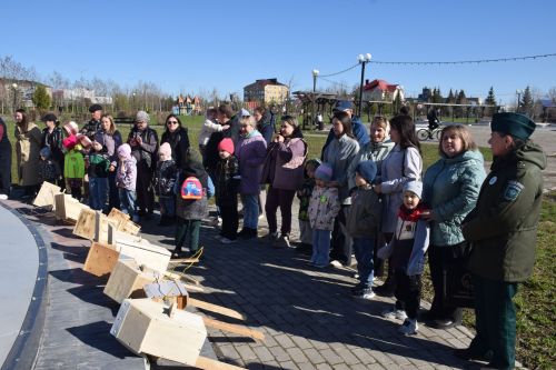 В Нурлате встретили весну «Птичьим новосельем»: скворечники получили прописку в Центральном парке
