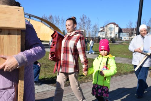 В Нурлате встретили весну «Птичьим новосельем»: скворечники получили прописку в Центральном парке