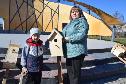 В Нурлате встретили весну «Птичьим новосельем»: скворечники получили прописку в Центральном парке