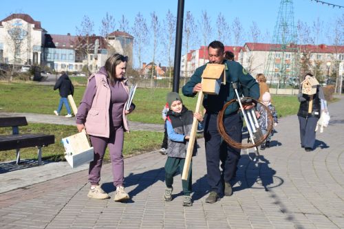 В Нурлате встретили весну «Птичьим новосельем»: скворечники получили прописку в Центральном парке