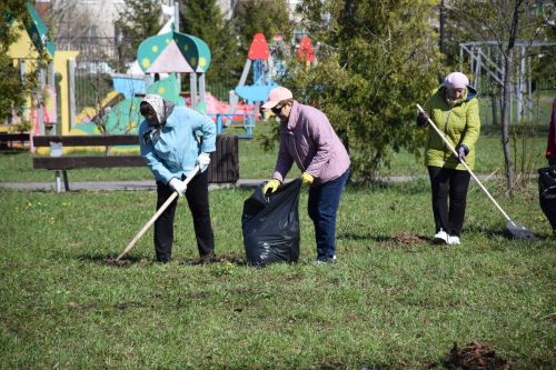 На субботник в парк вышли нурлатские общественники