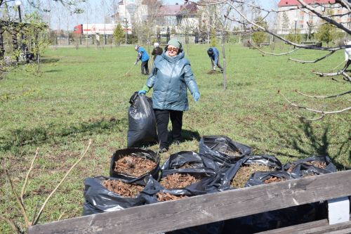 На субботник в парк вышли нурлатские общественники