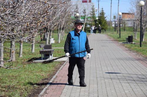 На субботник в парк вышли нурлатские общественники