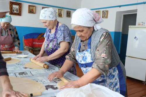 Волонтёры из Тюрнясева готовят домашнюю лапшу для бойцов СВО в здании бывшей библиотеки