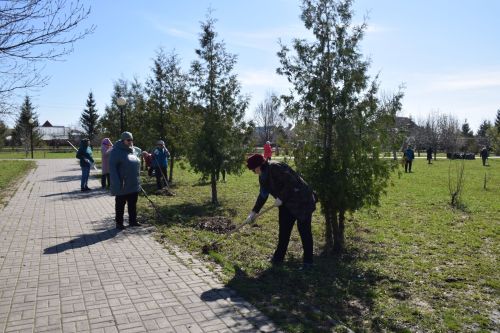 На субботник в парк вышли нурлатские общественники