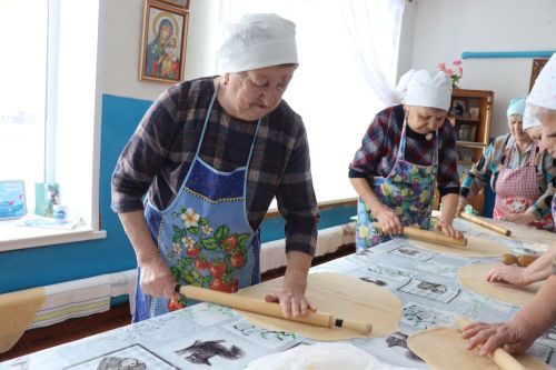 Волонтёры из Тюрнясева готовят домашнюю лапшу для бойцов СВО в здании бывшей библиотеки