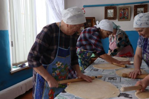 Волонтёры из Тюрнясева готовят домашнюю лапшу для бойцов СВО в здании бывшей библиотеки
