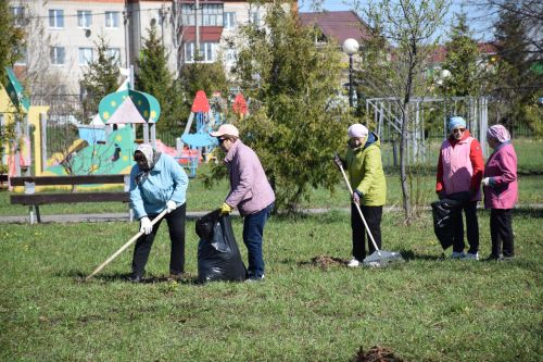 На субботник в парк вышли нурлатские общественники