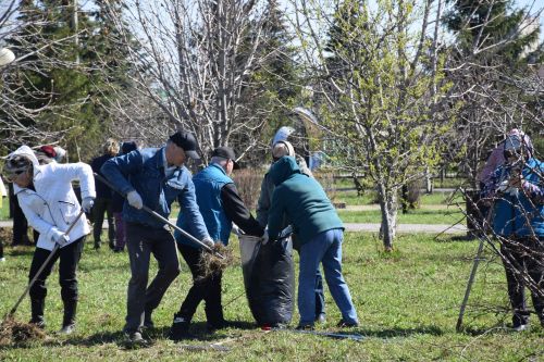 На субботник в парк вышли нурлатские общественники