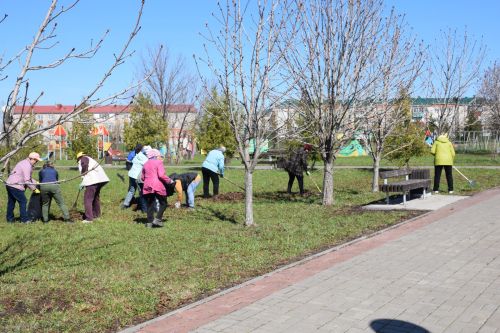 На субботник в парк вышли нурлатские общественники