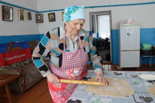 Волонтёры из Тюрнясева готовят домашнюю лапшу для бойцов СВО в здании бывшей библиотеки