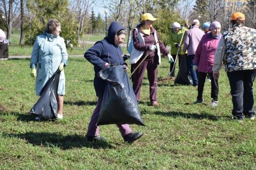 На субботник в парк вышли нурлатские общественники