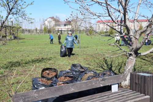 На субботник в парк вышли нурлатские общественники