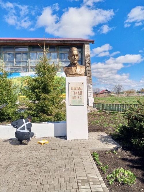 Память оживает: жители Верхнего Нурлата обновили памятник Габдулле Тукаю