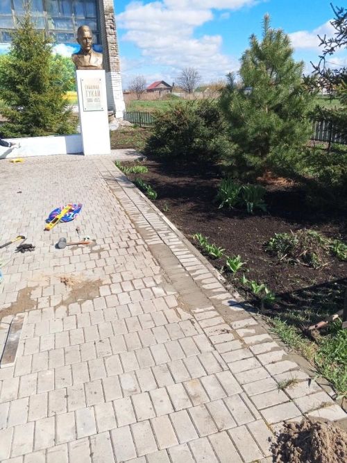 Память оживает: жители Верхнего Нурлата обновили памятник Габдулле Тукаю