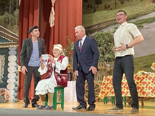 «Авылга кызлар килде…»: премьера народного театра в Нурлате собрала аншлаг