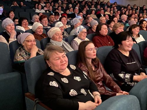 «Авылга кызлар килде…»: премьера народного театра в Нурлате собрала аншлаг