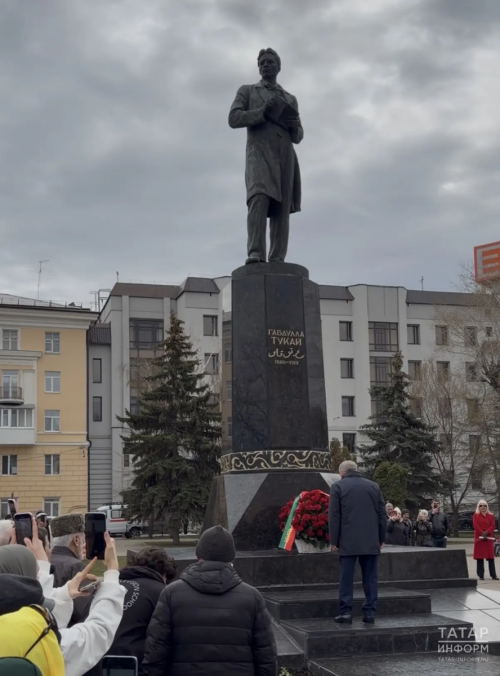 Рустам Минниханов и Минтимер Шаймиев возложили цветы к памятнику Тукаю в день 140-летия поэта
