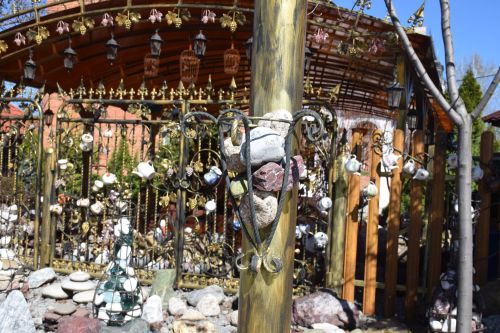 Сказочный дом в центре города: сад камней, десятки скворечников и коллекция чайников семьи Кузьминых
