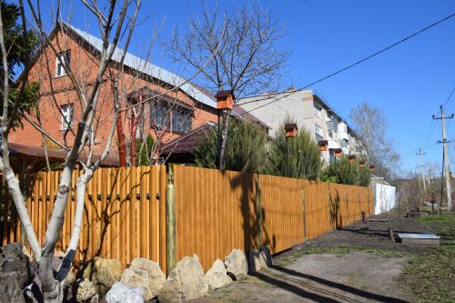 Сказочный дом в центре города: сад камней, десятки скворечников и коллекция чайников семьи Кузьминых