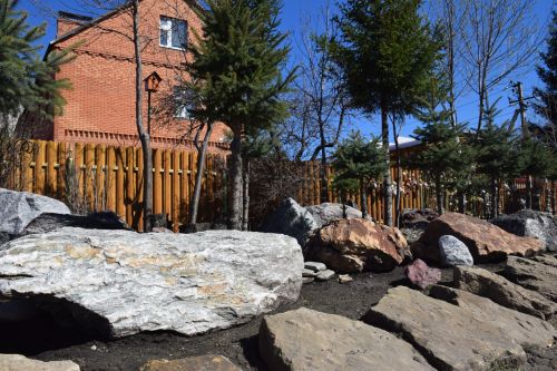 Сказочный дом в центре города: сад камней, десятки скворечников и коллекция чайников семьи Кузьминых