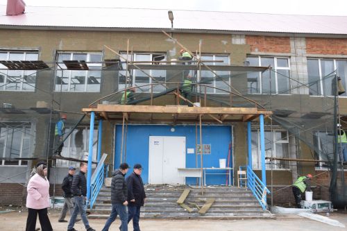 Глава Нурлатского района проверил ход реконструкции школы №4