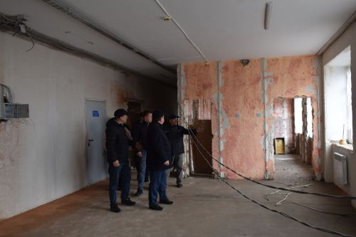 Глава Нурлатского района проверил ход реконструкции школы №4