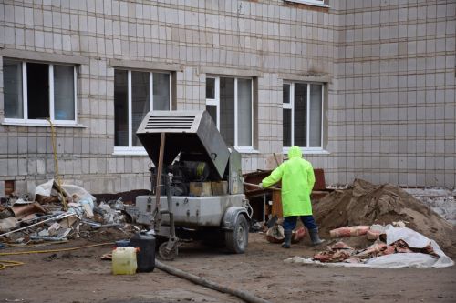 Глава Нурлатского района проверил ход реконструкции школы №4