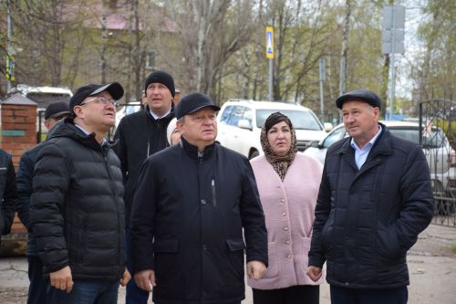 Глава Нурлатского района проверил ход реконструкции школы №4