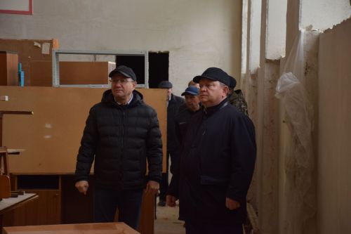 Глава Нурлатского района проверил ход реконструкции школы №4