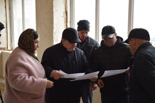 Глава Нурлатского района проверил ход реконструкции школы №4