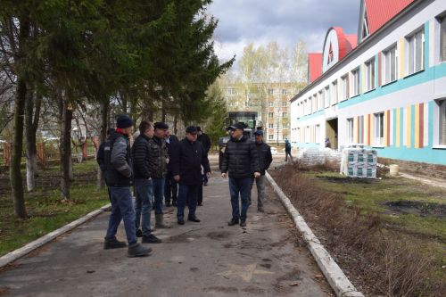 Глава Нурлатского района проверил ход реконструкции школы №4