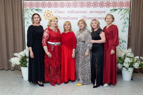 «Илемпи» объединил хранительниц традиций: звезды Нурлата на сцене Татарстана