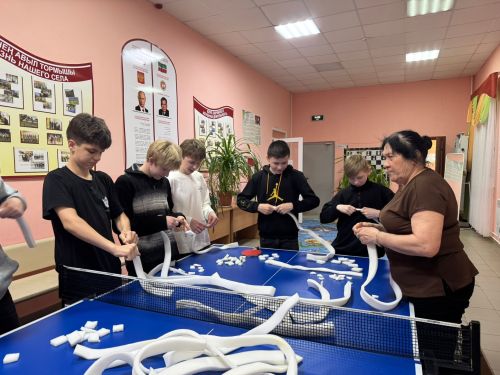 На каникулах с пользой: подростки готовят подушки для раненых бойцов