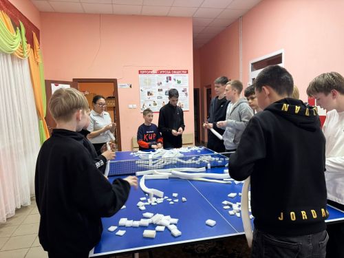 На каникулах с пользой: подростки готовят подушки для раненых бойцов