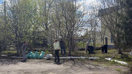 Коллектив «Нурлат-информа» навёл порядок в редакции и на прилегающей территории