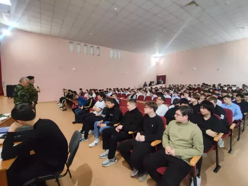 Ветераны ГСВГ провели урок мужества для студентов аграрного техникума
