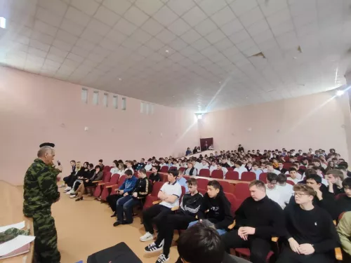 Ветераны ГСВГ провели урок мужества для студентов аграрного техникума