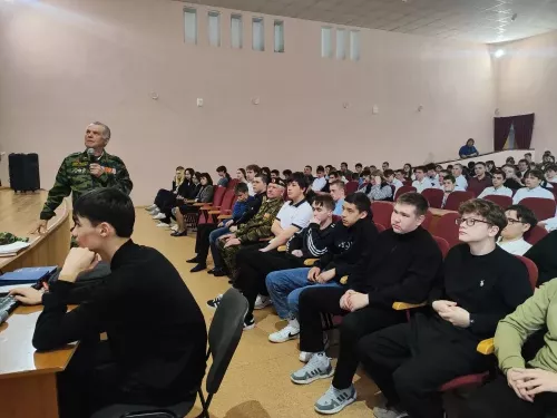 Ветераны ГСВГ провели урок мужества для студентов аграрного техникума