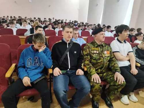 Ветераны ГСВГ провели урок мужества для студентов аграрного техникума